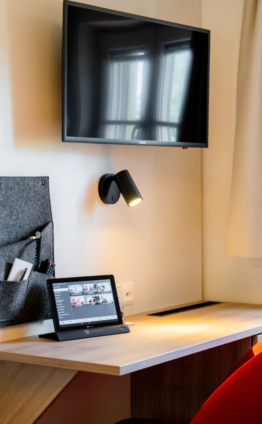 Schreibtisch und TV im Einzelzimmer der Rosenvilla Salzburg